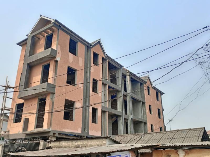 Vente immeuble inacheve en plein Matonge.